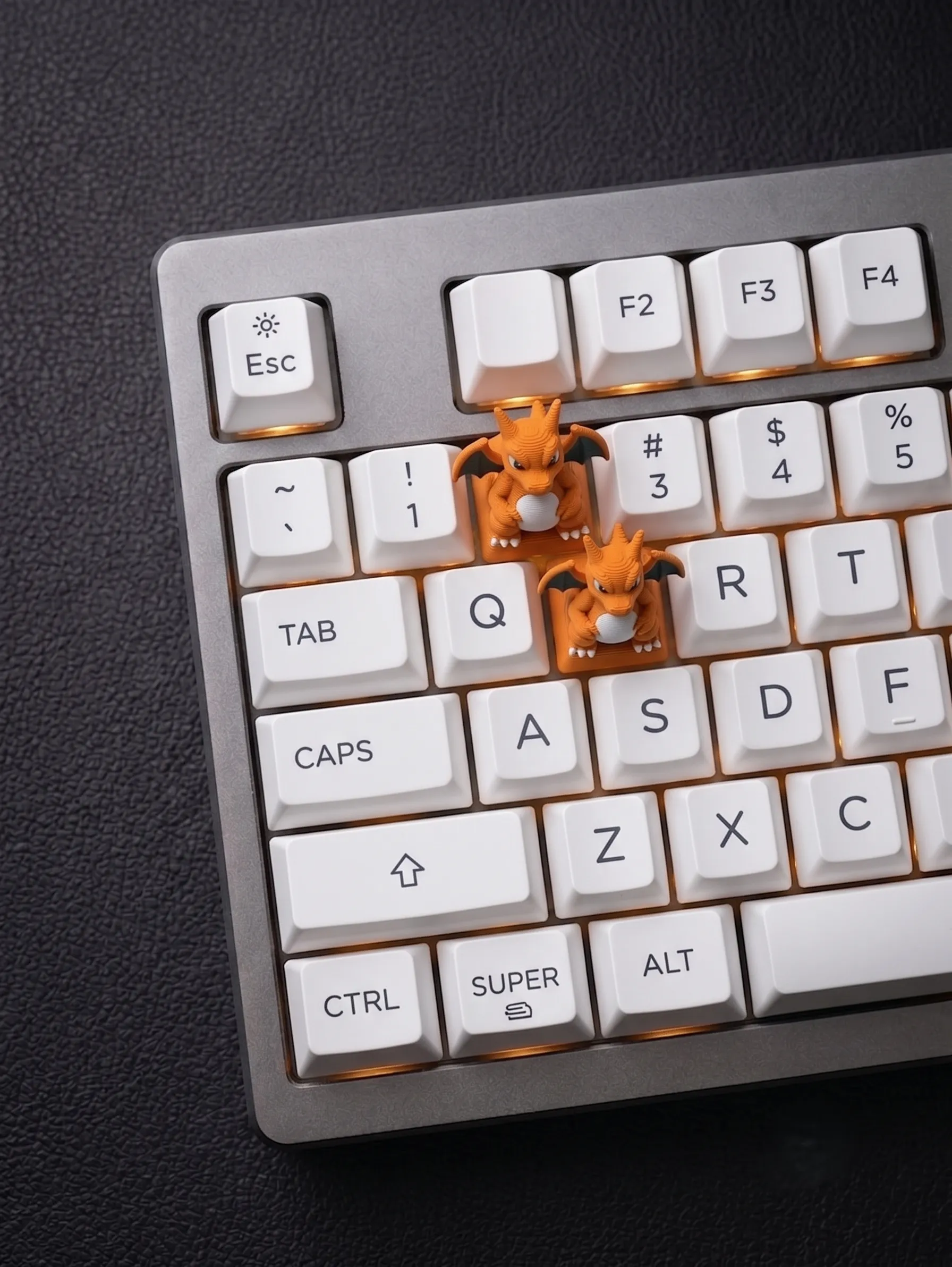 Keycaps Dragon Toppers | Dragones Naranjas para Teclado Par de keycaps artesanos forma de dragon naranja con alas para teclado mecanico Cherry MX