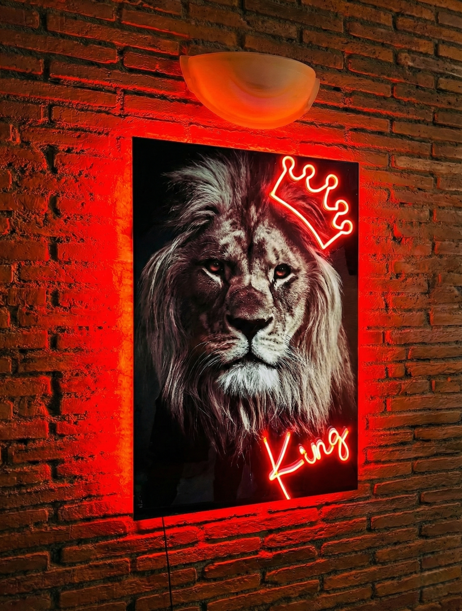 Cuadro de neón LED de una cabeza de león con trazado geométrico en color blanco cálido, sobre acrílico transparente, mostrando una instalación profesional sin cables.