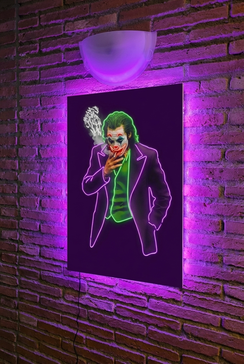 Cuadro de neón LED del Joker en verde y violeta. Diseño detallado de la sonrisa con neón flex de alta precisión sobre acrílico transparente.