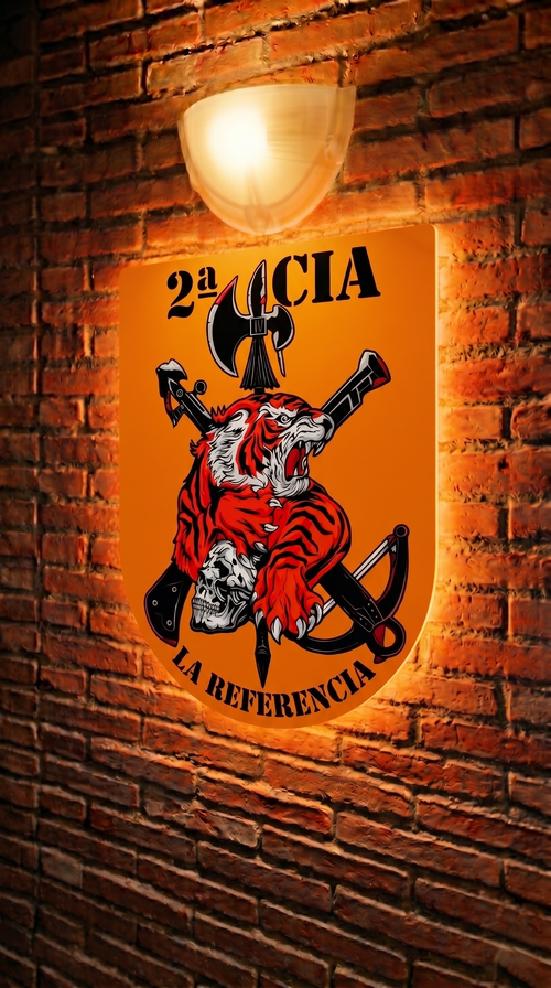 Cuadro de neón LED con el emblema de la 2ª Compañía La Referencia, IV Bandera de La Legión, con tigre, hacha y ballesta sobre fondo naranja, arte militar exclusivo del Tercio Duque de Alba.
